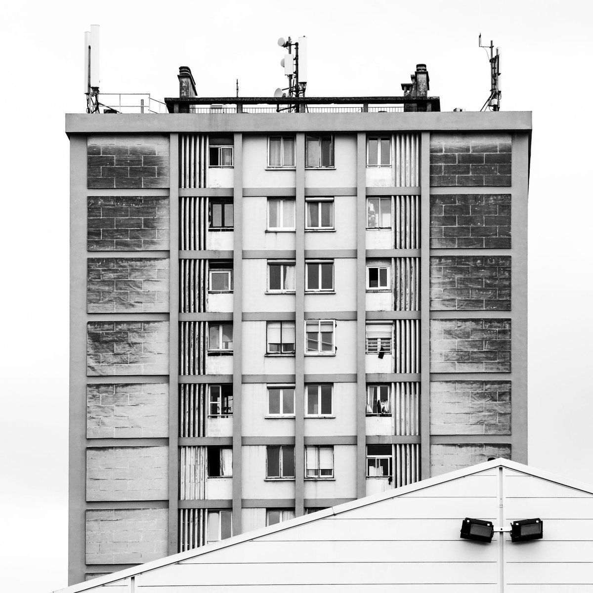 Immeuble, 100 x 100 cm by Lionel Le Jeune