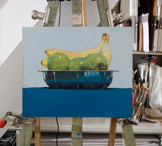 apples bananas in plate with blue