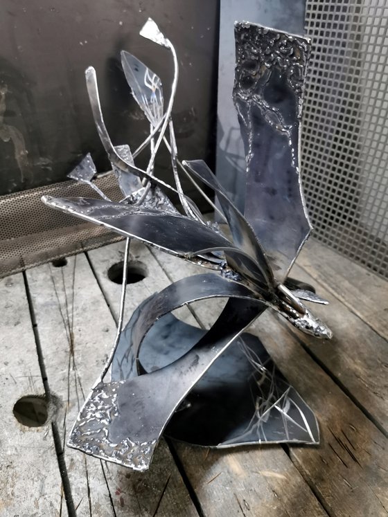 Unique welded iron sculpture beautiful space effects Star bird playing with her shape signed O KLOSKA