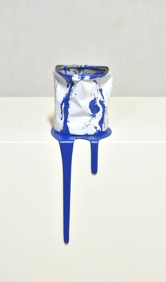 Le vieux pot de peinture bleu - 324