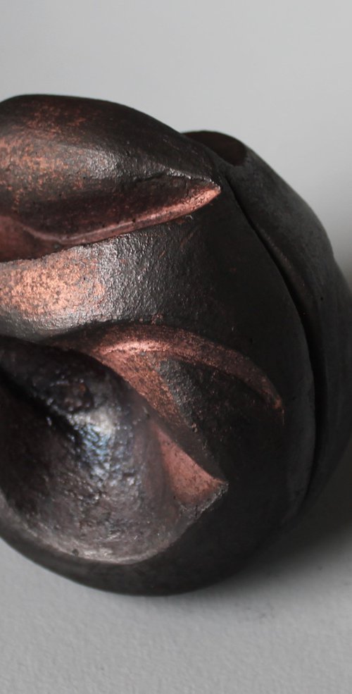 Protection, sculpture Raku V. by Monique Robben- Andy Sheppard