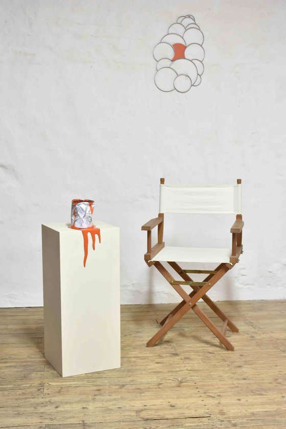 Le pot de peinture orange