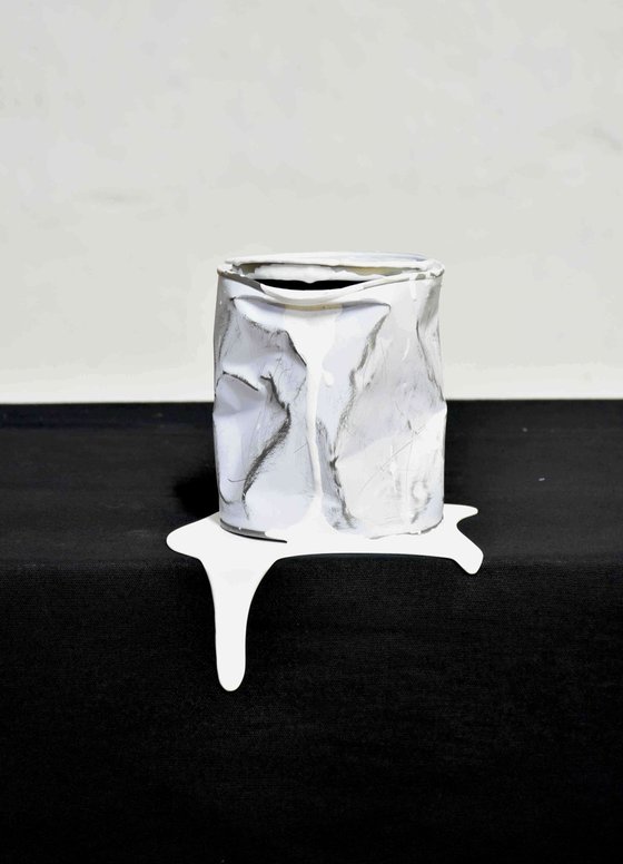 Le vieux pot de peinture blanc