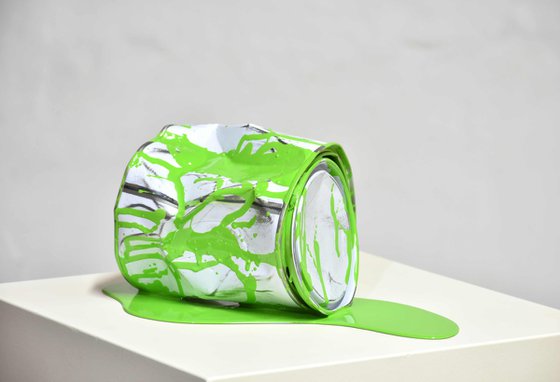 Le vieux pot de peinture vert