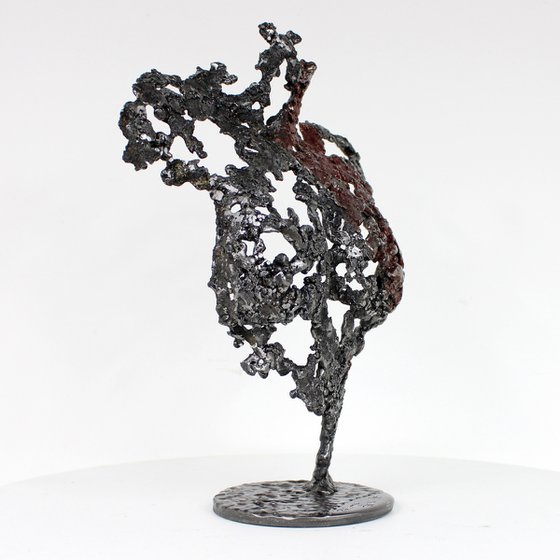 Pavarti Steppe - Body woman metal artwork with earth patina