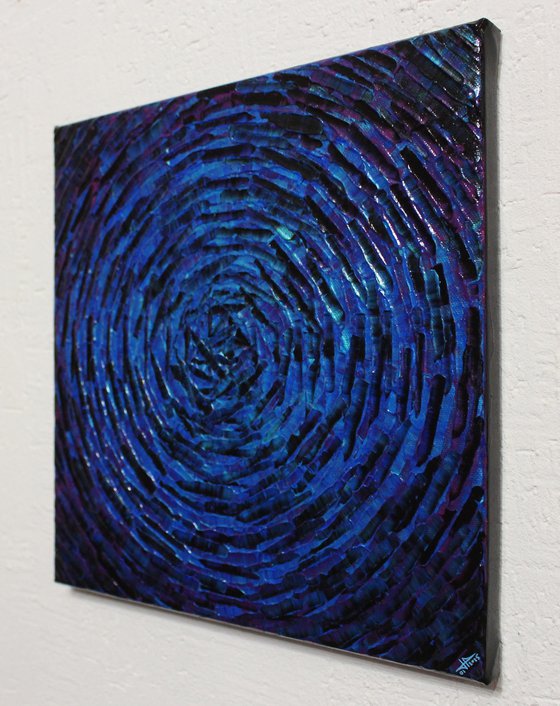 I blue purple concentric burst