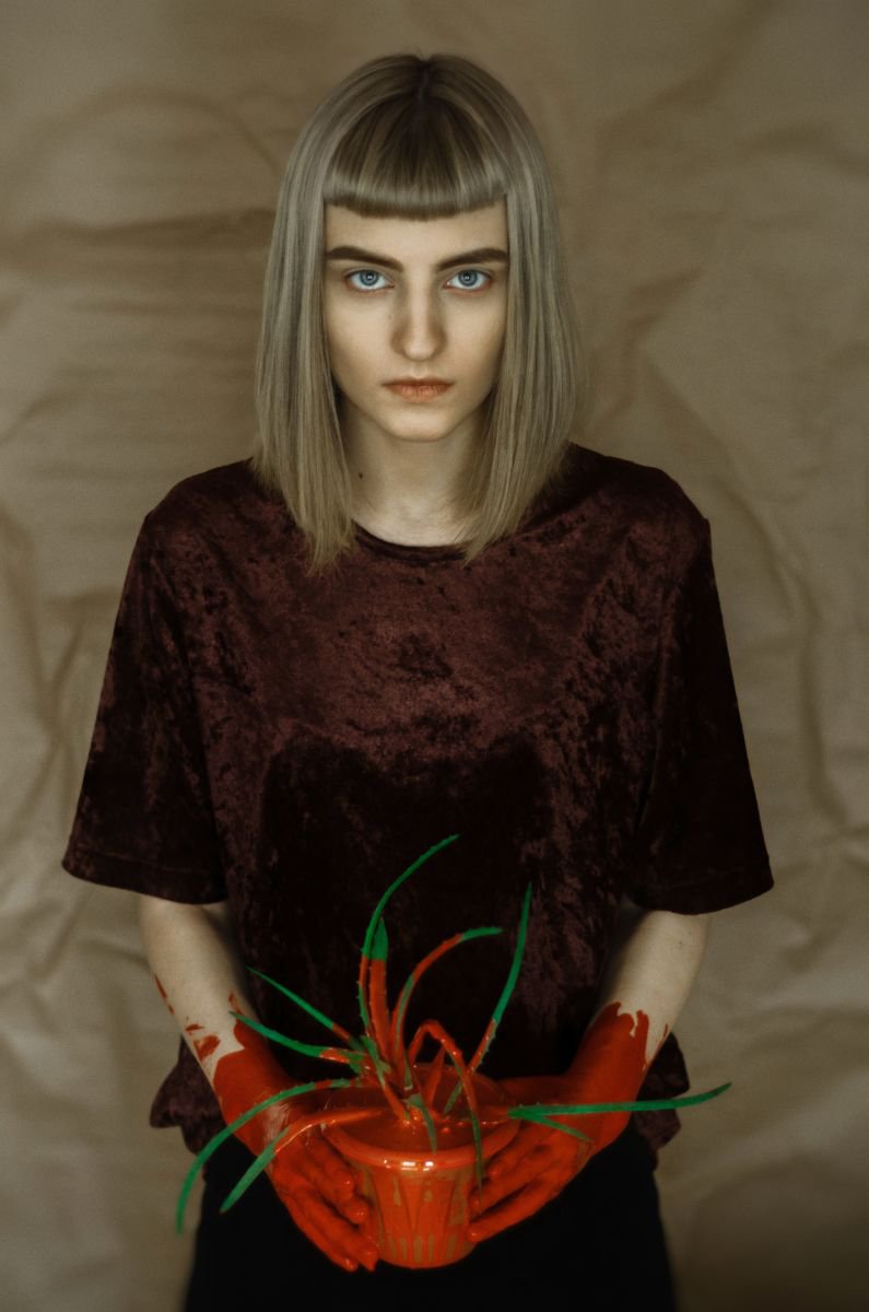 Rootless. Red hand (II). Limited edition 1 of 10 by Inna Mosina