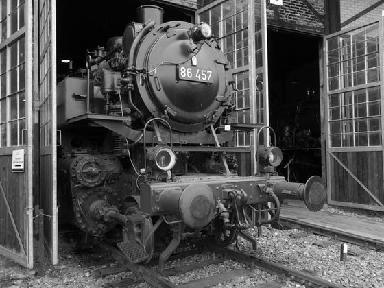 Old steam trains in the depot - print on canvas 60x80x4cm - 08515z1