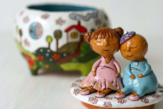 Ceramic | Cute hand carved pastoral jewelry box with a sleeping couple