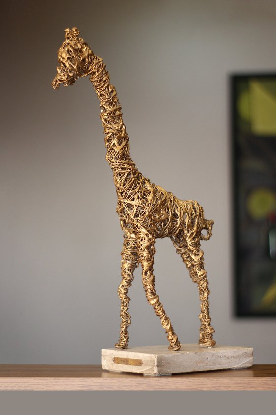 Golden giraffe (50x24x13 2.9kg iron, travertine)