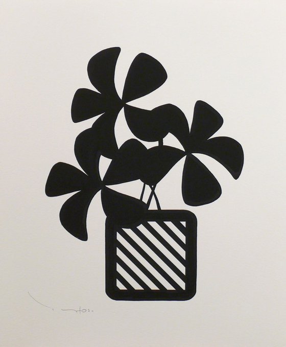 Three black flowers with pot 03 -  Tehos