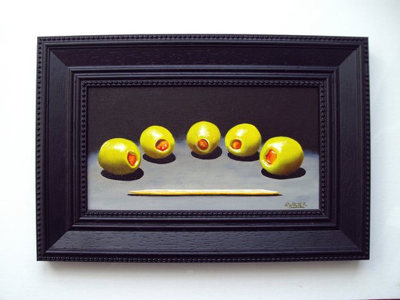 5 olives in chiaroscuro