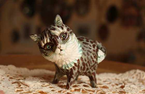 Pussycat. Tiny sculpture by Elya Yalonetski