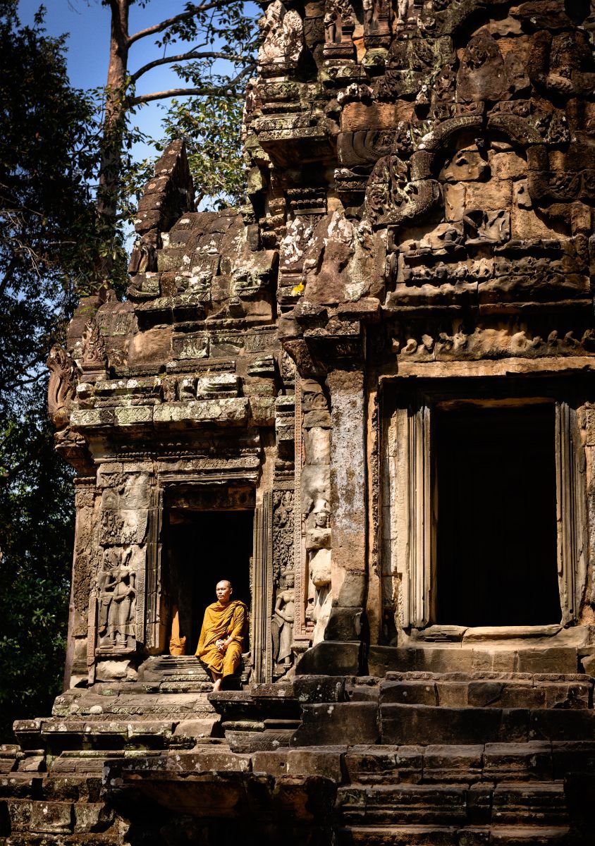 Photorealistic Cityscapes Photograph By Tom Hanslien, 33 X 47", Thommanon, Siem Reap, Original Artwork