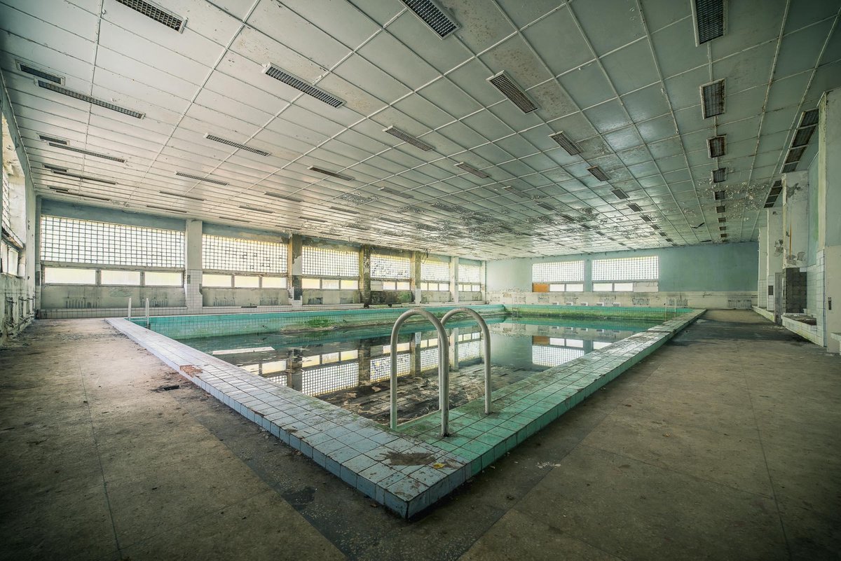 Photorealistic Cityscapes Photograph By Michael Schwan, 39 X 28", Ready For A Bath, Original Artwork