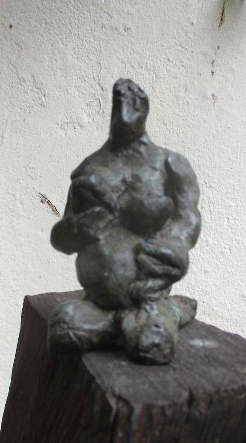 a relaxed lady - bronze by Sonja Zeltner-Müller