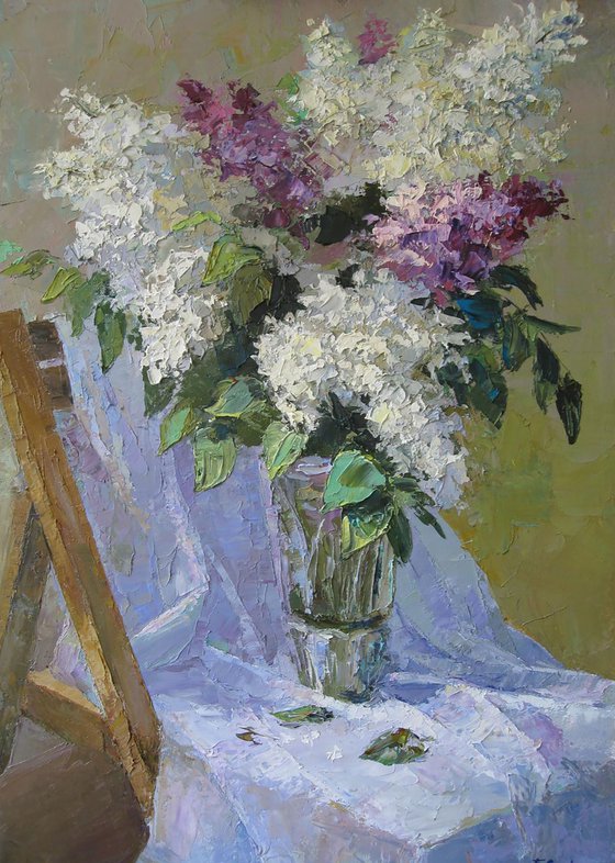 Bouquet of white lilacs