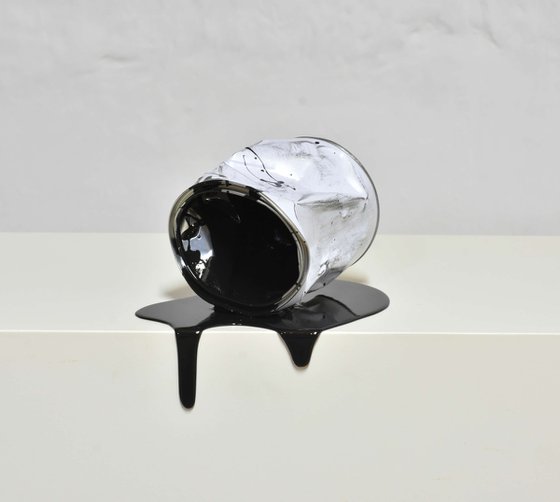 Le vieux pot de peinture noir