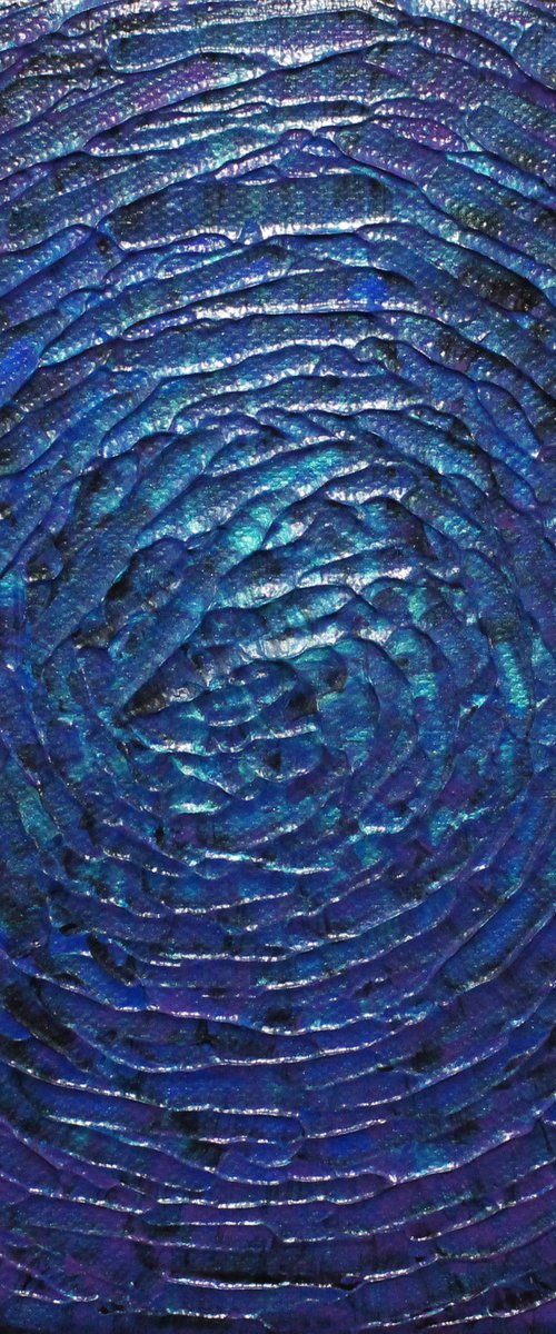 Small blue iridescent purple shine by Jonathan Pradillon