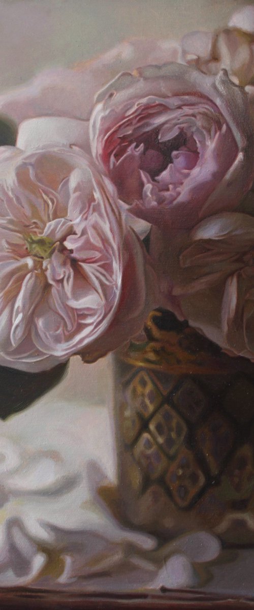 roses in a vase by Darya Klunnikova