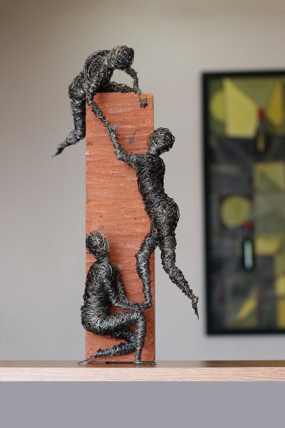 Mutual assistance (42x18x16cm 5.4kg iron, tufa)