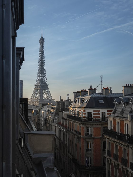 GLIMPSE OF EIFFEL TOWER