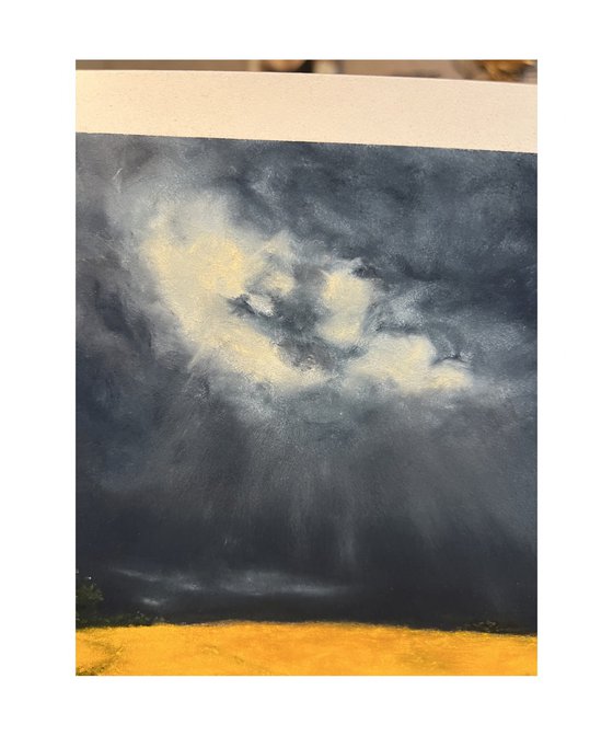 Feld unter Wolken