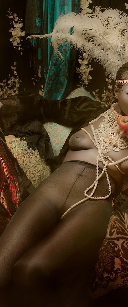 The goddess eats the apple by Mariska Karto