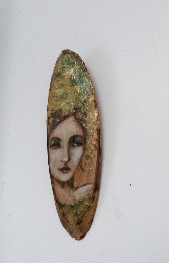 Cybele Gold. Portrait on a wooden log