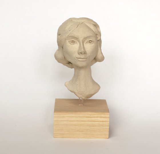 Regina: ceramic portrait sculpture