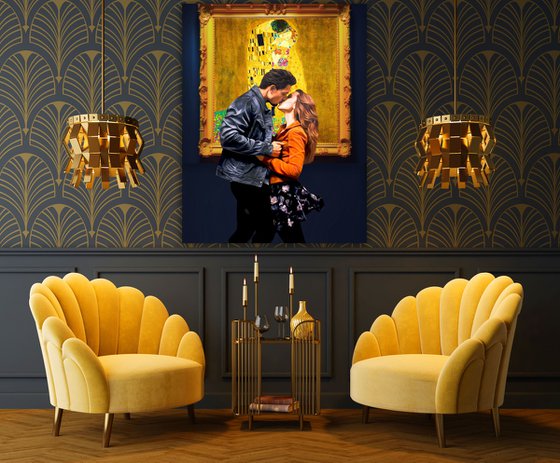 Couple in museum with The Kiss Klimt - Love art Gift