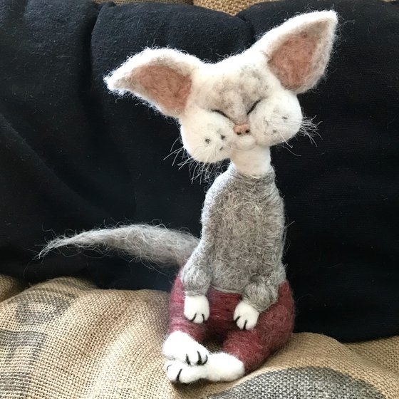 Mrs White, felted wool cat, Les Loufoques series