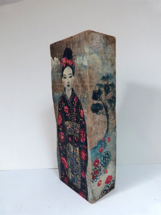 Totem sculpture Asian woman on painted wood.