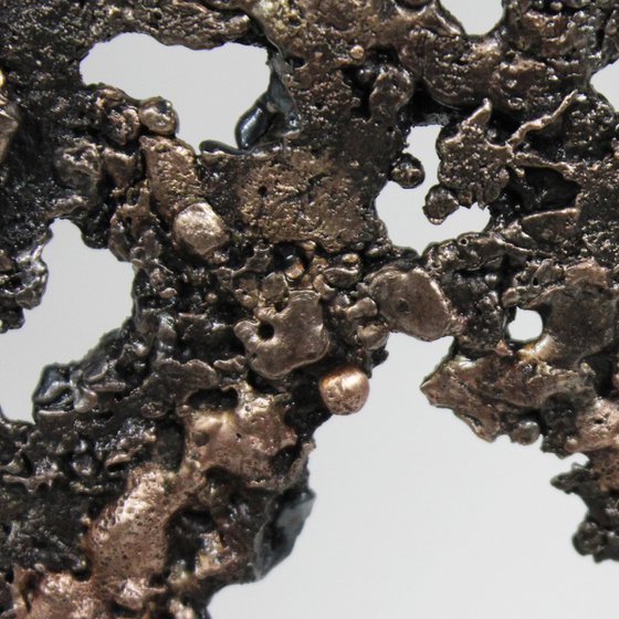 Belisama Helder - Metal sculpture woman bust steel bronze lace