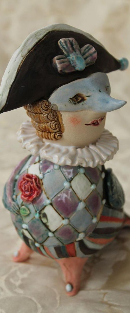 Harlequin Bird. Ceramic sculpture by Elya Yalonetski