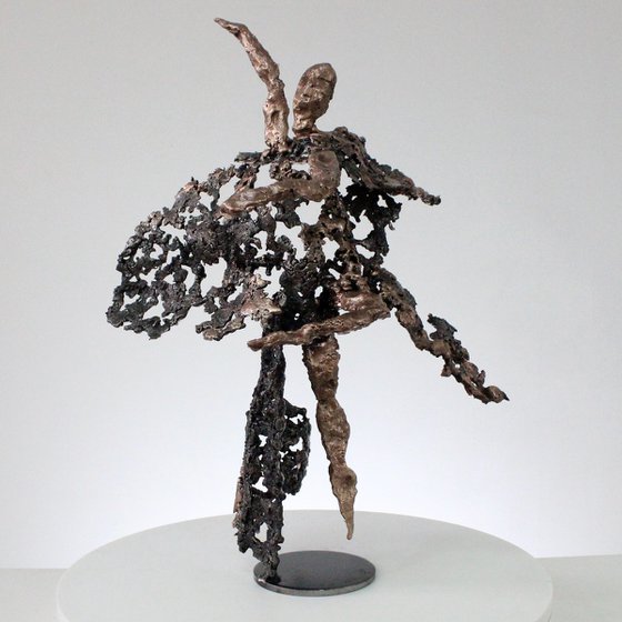 Evening of first - Sculpture dancer metal lace steel, bronze
