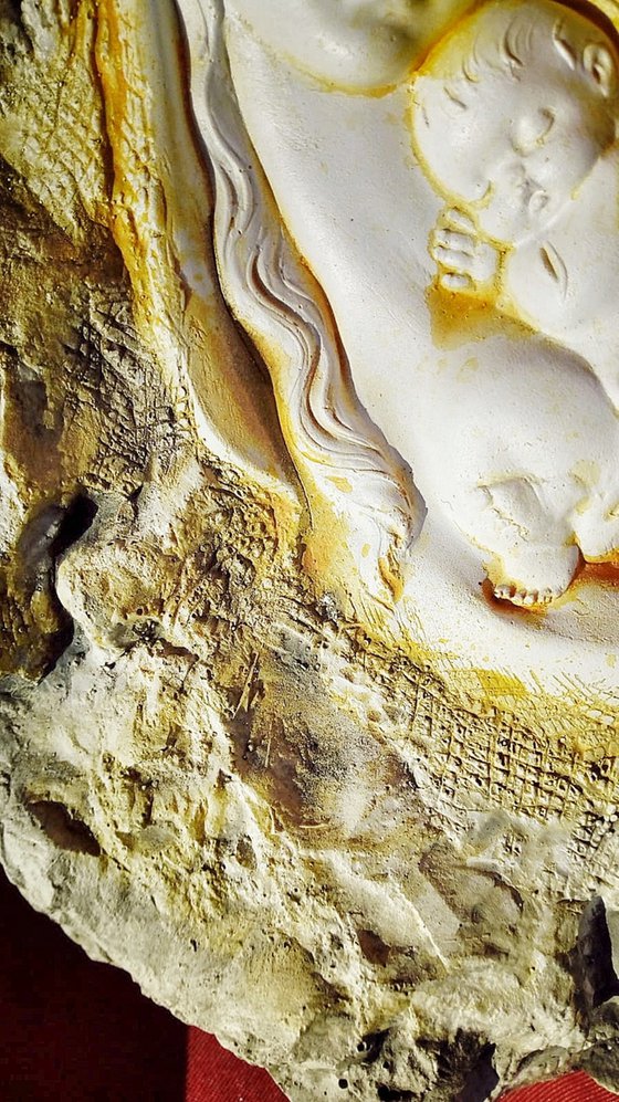 Bas-relief MADONNA OF THE ROCK 19/150 Sculpture  Size: 11.8 W x 11.8 H x 2.3 D in Ø30cm