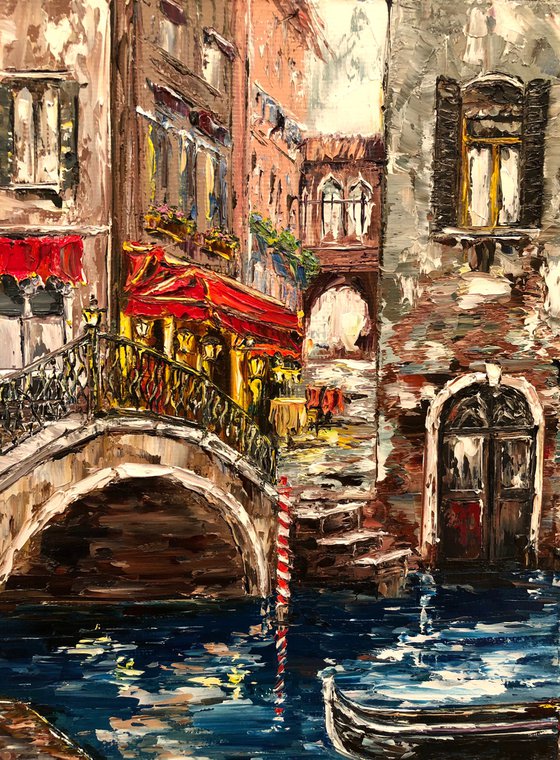 KISS ON THE BRIDGE - Date. Venice. Stone Bridge. Kiss. Romance. Couple. Old Town. City river.