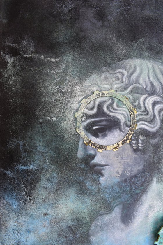 Volto composto tra la nebbia del tempo