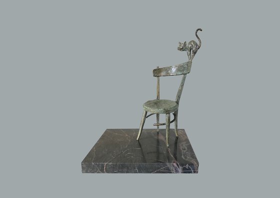 The naughty cat (20x17x12cm, bronze, marble)