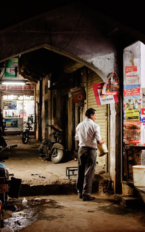 Jaipur alleyway at night by Tom Hanslien