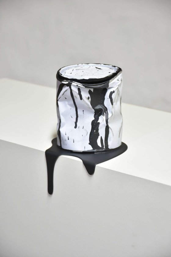 Le vieux pot de peinture noir