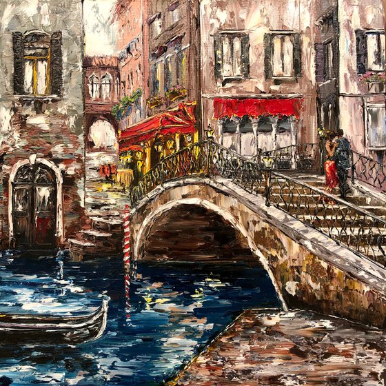 KISS ON THE BRIDGE - Date. Venice. Stone Bridge. Kiss. Romance. Couple. Old Town. City river.