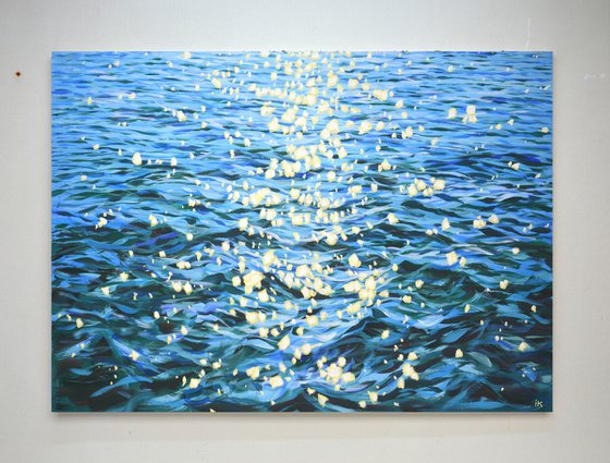 Blue ocean. Glare.