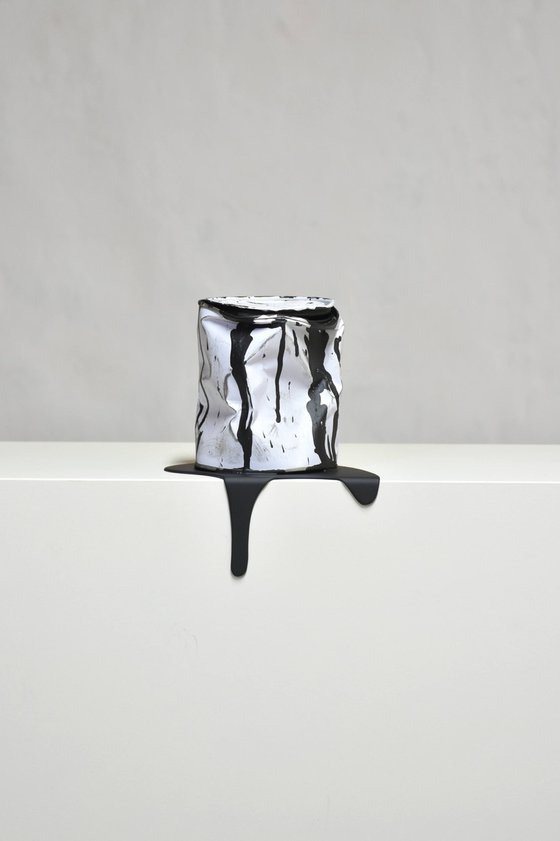 Le vieux pot de peinture noir