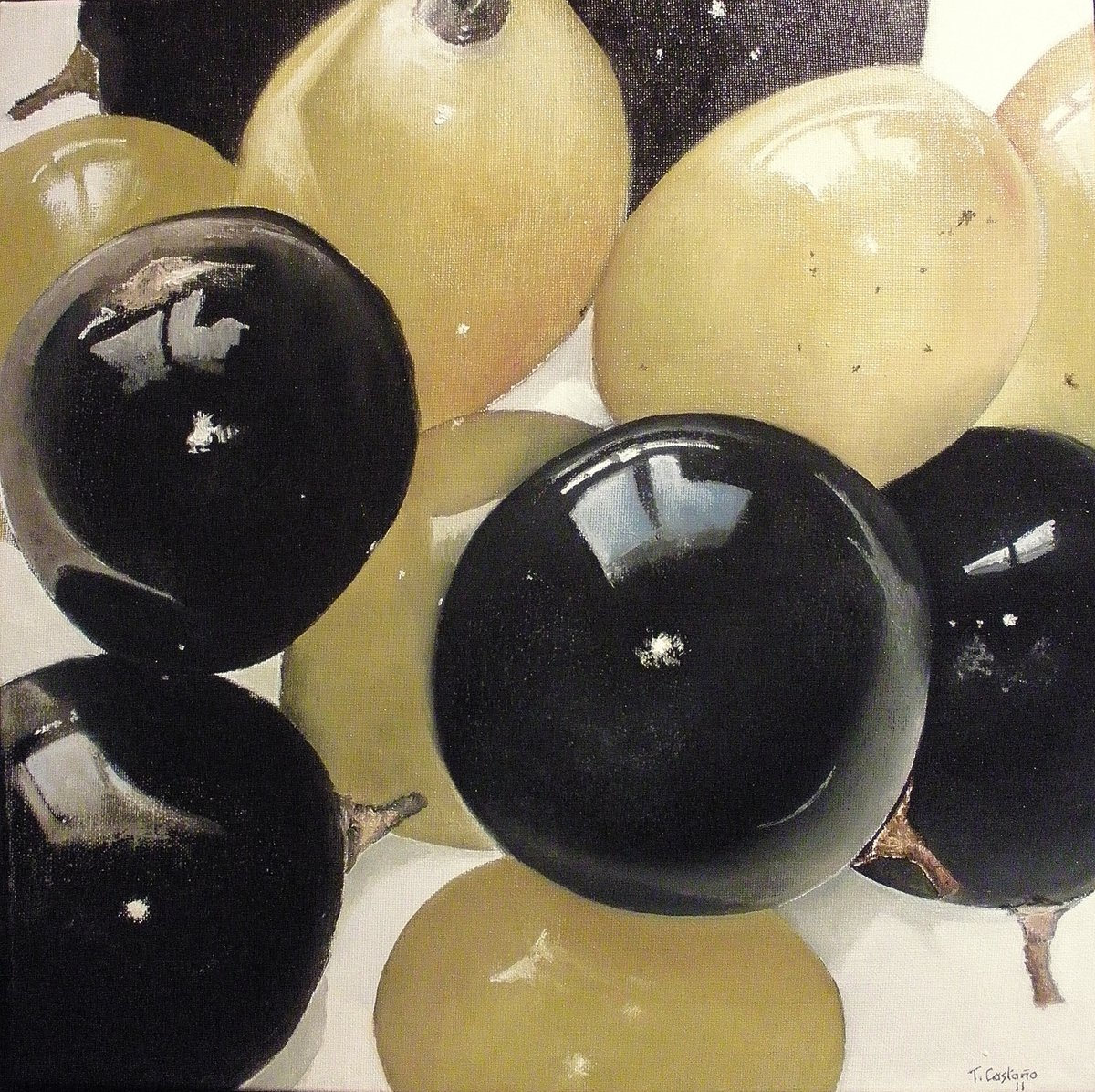 Black and white grapes by TOMAS CASTAAO