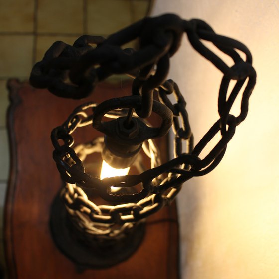 Black chain spiral lamp