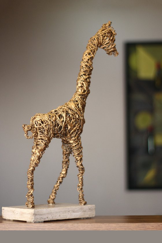 Golden giraffe (50x24x13 2.9kg iron, travertine)