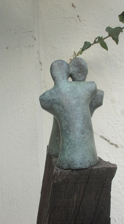 friends or couple - the kiss - unique  expressive bronze by Sonja Zeltner-Müller