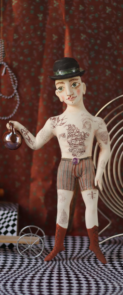 Charming Gentlemen with a hat. Vintage Strongman. Wall sculpture by Elya Yalonetski. by Elya Yalonetski